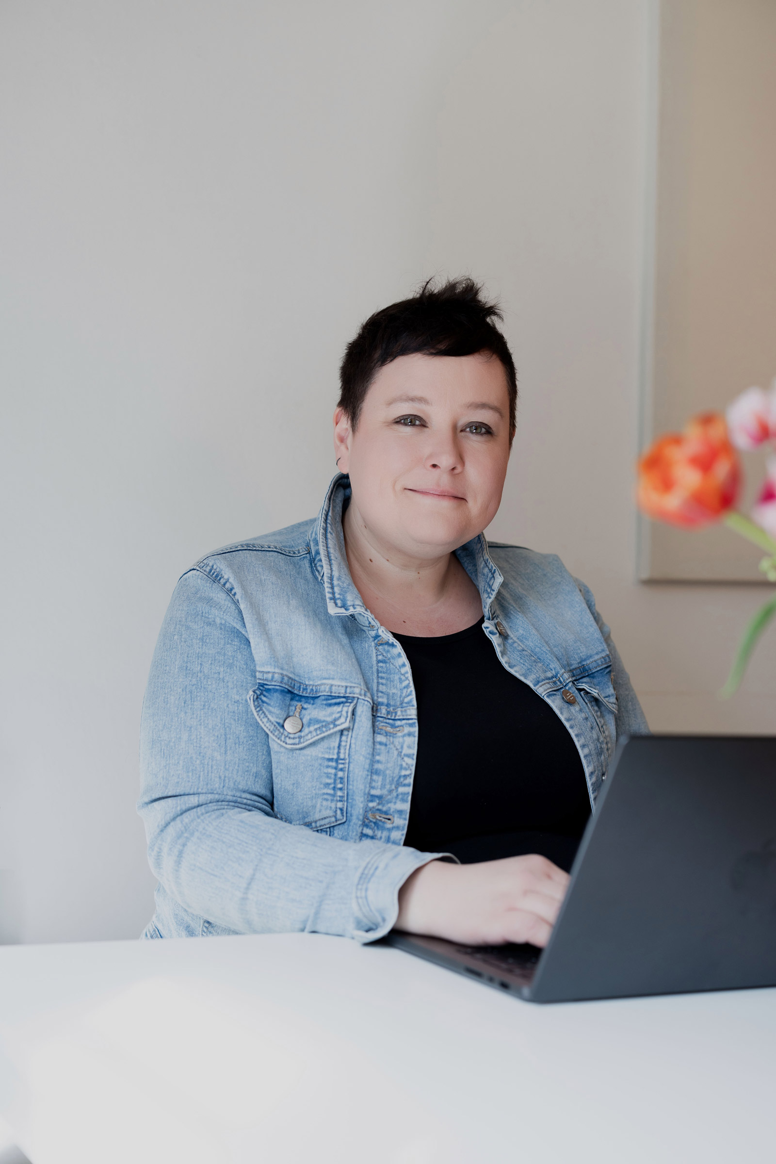 Katharina Heidelberger am Laptop